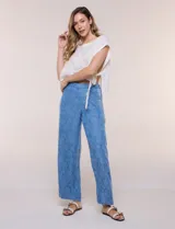 Pantalón wide leg de lyocell color azul con estampado paisley, cintura elástica y bolsillos laterales. Cuenta con una tira lateral decorativa con diseño ornamental.