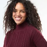 Sweater de punto con diseño de trenzas verticales, cuello alto y puños acanalados.