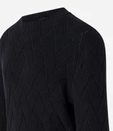 Suéter de hombre color negro, tejido en punto con textura trenzada en patrón de rombos. Presenta cuello redondo, puños y bajo acanalados.
