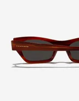 Gafas de sol Hawkers modelo Breeze, unisex, con montura rectangular de color marrón havana y lentes grises.