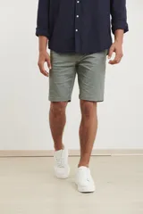 Bermuda de gabardina color verde medio, corte recto y largo a la rodilla.