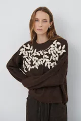 Buzo de tejido de punto en color marrón chocolate, con cuello redondo, mangas largas y un diseño de ramas con hojas bordadas en color crema en la parte superior delantera.