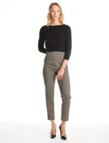 Pantalón de corte slim con estampado de cuadros tipo gales, confeccionado en tejido elastizado. Presenta una pretina ancha y plana de diseño pull-on que ofrece un ajuste cómodo y estilizado.