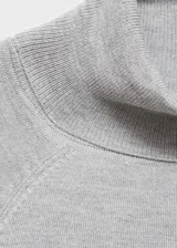 Jersey de punto fino color gris con cuello vuelto y mangas largas, con terminaciones en canalé y diseño recto.