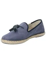 Alpargata de estilo slip-on color azul marino, confeccionada en algodón orgánico. Presenta un detalle de borlas en el empeine y una suela de yute con base de goma antideslizante. Incluye una etiqueta lateral con logo.