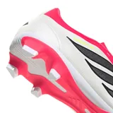 Championes de fútbol Adidas Predator Club para terreno firme, con diseño en color fucsia y blanco, destacando las tres tiras laterales en negro y detalles en amarillo neón.