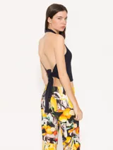 Top color verde lima de tejido de punto acanalado, con cuello halter y espalda descubierta.