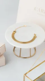 Pulsera dorada de acero quirúrgico con eslabones tipo malla y cadena de extensión.