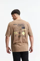 Remera oversize color marrón claro con estampado gráfico en la espalda que incluye frases como "Stay Original Forever", "All About Having Fun" y el logo de Mistral, junto con otros garabatos y stickers.