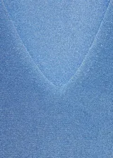 Buzo de punto fino con acabado brillante de lúrex, color azul claro, con cuello en pico y manga larga de diseño recto.