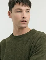 Sweater de punto con escote redondo y manga larga, confeccionado en tejido acrílico de textura suave.