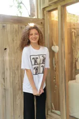 Remera blanca de algodón con estampa frontal dividida en cuatro paneles con fotos de un perro galgo.