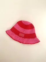 Gorro tipo bucket tejido a crochet a mano, con hilo 100% algodón, con diseño a rayas horizontales en color marrón y beige.