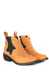 Bota texana corta color beige de cuero con elásticos laterales.