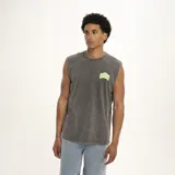 Musculosa gris con estampa en el pecho.