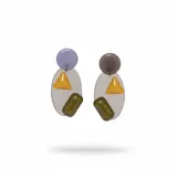 Aros colgantes de resina con diseño geométrico multicolor, compuestos por un círculo superior, una base ovalada translúcida, un triángulo amarillo y un aplique rectangular verde oscuro.