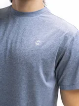 Remera deportiva de manga corta con tecnología dry fit, confeccionada en tejido técnico transpirable de textura jaspeada. Presenta cuello redondo y un pequeño logo aplicado en el pecho.