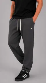 Pantalón tipo jogger de corte recto en color gris oscuro melange, con cintura elástica ajustable mediante cordones blancos y logo bordado pequeño en el muslo.