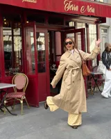 Pantalon de corte recto y holgado, color beige con estampado de lunares pequeños en color oscuro. Cuenta con cintura con cierre de botón y elástico en la parte trasera.