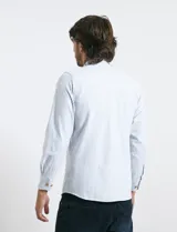 Camisa de manga larga con estampado de rayas verticales, cuello button-down, bolsillo frontal y botones de madera.