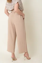 Pantalón ancho color marrón con cintura elastizada con lazo y bolsillos laterales.