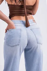 Pantalón de jean celeste claro, de tiro bajo y corte wide leg.