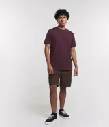 Remera básica de hombre con cuello redondo y manga corta, confeccionada en algodón con textura acanalada y corte comfort.