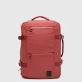 Mochila de viaje color rojo, con diseño funcional de gran capacidad, compartimento acolchado para laptop, correas de ajuste laterales y cierre frontal con múltiples bolsillos.