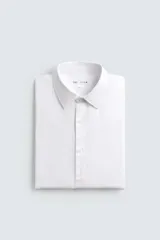 Camisa de manga larga, color blanco, con cuello italiano y corte slim fit. Presenta cierre frontal de botonadura y puños con botón.