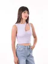 Musculosa de tejido acanalado color lila, con diseño asimétrico en el escote y corte crop.