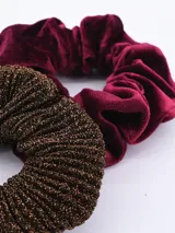 Pack de dos coleros para el pelo, uno de terciopelo color borgoña y otro de tela acanalada color marrón con brillo.