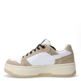 Championes Puma Rebound Femme Low de estilo urbano, con diseño de caña baja inspirado en el básquet. Presentan una combinación de colores blanco, beige y marrón, con detalles en animal print en el lateral. Cuentan con plataforma, cierre de cordones negros y suela de goma.