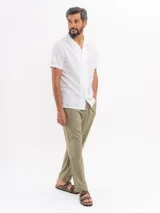 Pantalón de corte relajado, color verde militar, con cintura elástica y cordón ajustable.