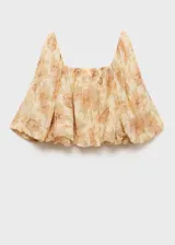 Blusa de gasa color crema con estampado de flores en tonos naranja y verde, escote cuadrado con detalle fruncido, mangas largas abullonadas y espalda abierta.