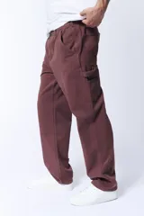 Pantalón marrón de corte recto, estilo carpintero, con múltiples bolsillos y presillas para herramientas.