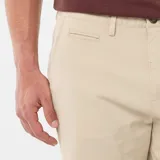 Bermuda chino color beige, confeccionada en tejido dobby con bolsillos laterales y traseros, de corte clásico y calce cómodo.