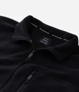 Buzo de hombre confeccionado en tejido fleece con felpa, de corte recto y cuello alto. Cuenta con cierre frontal completo, bolsillos laterales y un bolsillo adicional con cierre en el pecho.