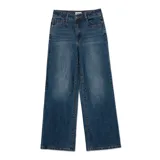 Pantalón de jean estilo wide leg de tiro medio, con diseño de cinco bolsillos, cierre de cremallera y costuras en tono contrastante. Presenta detalles de marca en remaches y parche trasero.