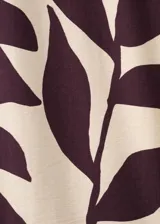Pantalón largo de corte recto y tiro alto, con estampado abstracto en tonos bordó y crudo. Cuenta con cintura ajustable con elástico y un lazo incorporado para anudar.