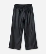 Pantalón de corte wide leg confeccionado en poliuretano con acabado liso que imita el cuero. Presenta cintura elástica con cordón de ajuste, bolsillos laterales embutidos y una silueta fluida y amplia.
