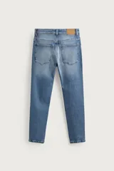 Jeans skinny cropped fit de corte ajustado y tiro medio, con diseño de cinco bolsillos y efecto lavado.