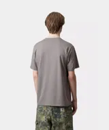 Remera de manga corta Carhartt, color marrón, con cuello redondo y bolsillo frontal en el pecho que incluye el logo de la marca.