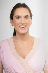 Camisón maternal color verde claro, confeccionado en algodón con escote en V cruzado y detalle de puntilla elastizada. Tiene mangas cortas con terminación de puntilla y frunces debajo del busto para mayor amplitud.