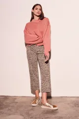 Sweater de manga larga color azul oscuro o negro lavado, con cuello redondo alto y calce oversize. Presenta puños y ruedo ajustados.