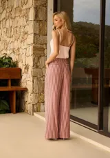 Musculosa celeste de tirantes finos con detalle de encaje bordado en el escote, silueta ligera y diseño romántico.