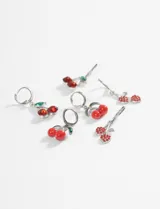 Aros tipo argolla pequeña con dije colgante en forma de cerezas esmaltadas en color rojo con hojas verdes.