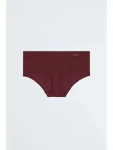 Bombacha hipster color borgoña de microfibra ligera con bordes cortados a láser y logo de Calvin Klein estampado en la cadera.