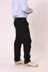 Pantalón cargo negro de corte recto, con bolsillos laterales con solapa y bolsillos traseros.