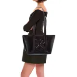 Cartera tipo tote de cuero negro con diseño estructurado, doble asa de hombro y detalle de logo en relieve en la parte frontal.