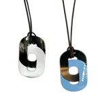 Collar largo con hilo encerado negro y dije entrelazado de asta y asta esmaltada.